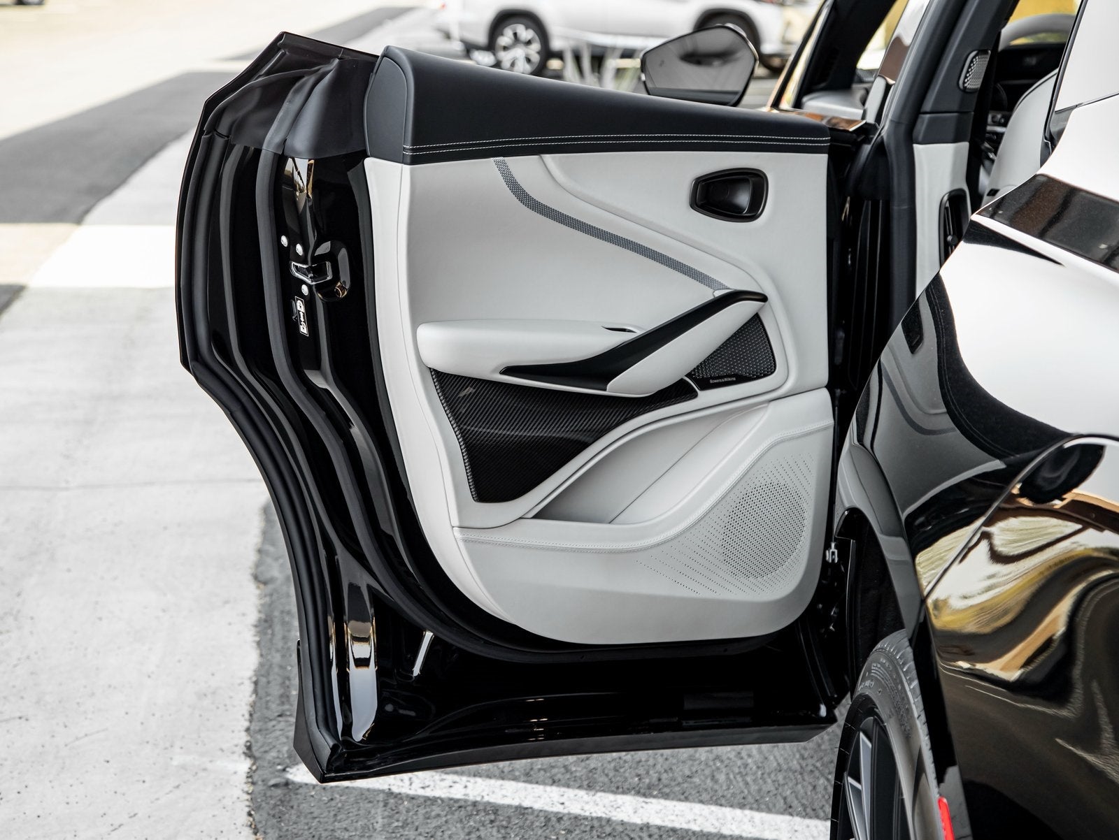 2025 Aston Martin DBX 707